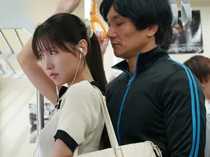 Chịch em gái cùng cha khác mẹ JK của tôi trên ghế dài và bị xuất tinh vào lồn