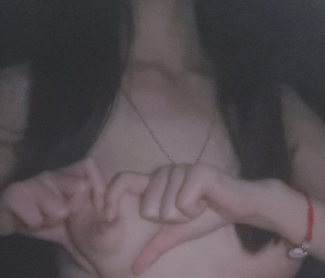 Mẹ chồng: "Con rửa bát cũng không cho mẹ đi, cẩn thận đừng để Hạ (vợ tôi) nhìn thấy đấy."