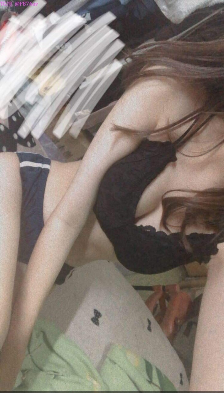 Không thể ngủ yên vì mẹ và cô em gái dâm đãng