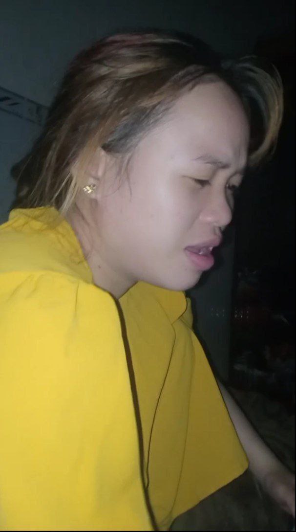 Chị gái bị nghiện sờ đầu vú vậy để thằng em trai này giúp chị