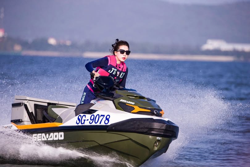 Đánh thức em gái cùng cha khác mẹ của tôi và làm tình với cô ấy cho đến khi cô ấy nhỏ giọt nước trái cây