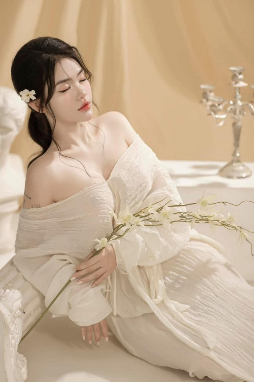 Một loli với khuôn mặt trẻ thơ và bộ ngực lớn trong chiếc quần jean bó sát, với bộ ngực lớn trắng trẻo và mềm mại, một mỹ nhân trên trái đất, nhưng người đàn ông thì quá tệ, luôn yếu đuối và trở nên mềm yếu sau một thời gian